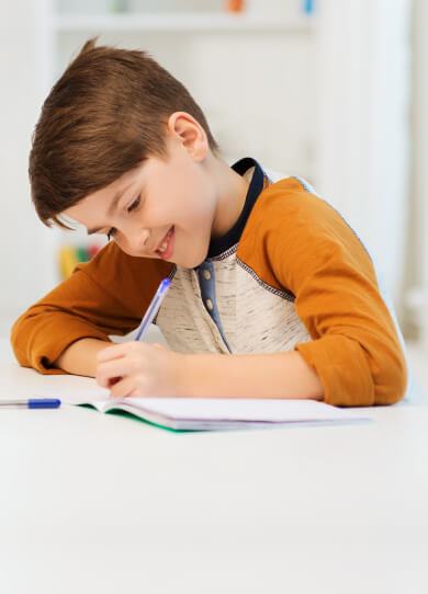 Niño estudiando con un cuaderno